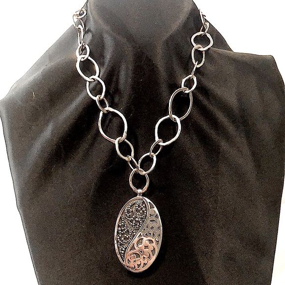 LOIS HILL Yin Yang Cut Out Granulated Oval Pendant Oval Link Toggle Necklace 925 - Picture 11 of 16